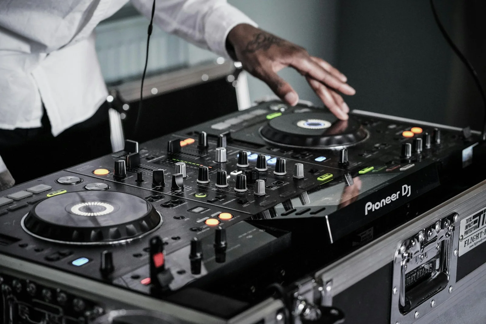 benefits of hiring a mobile dj expert guide for uk events 20