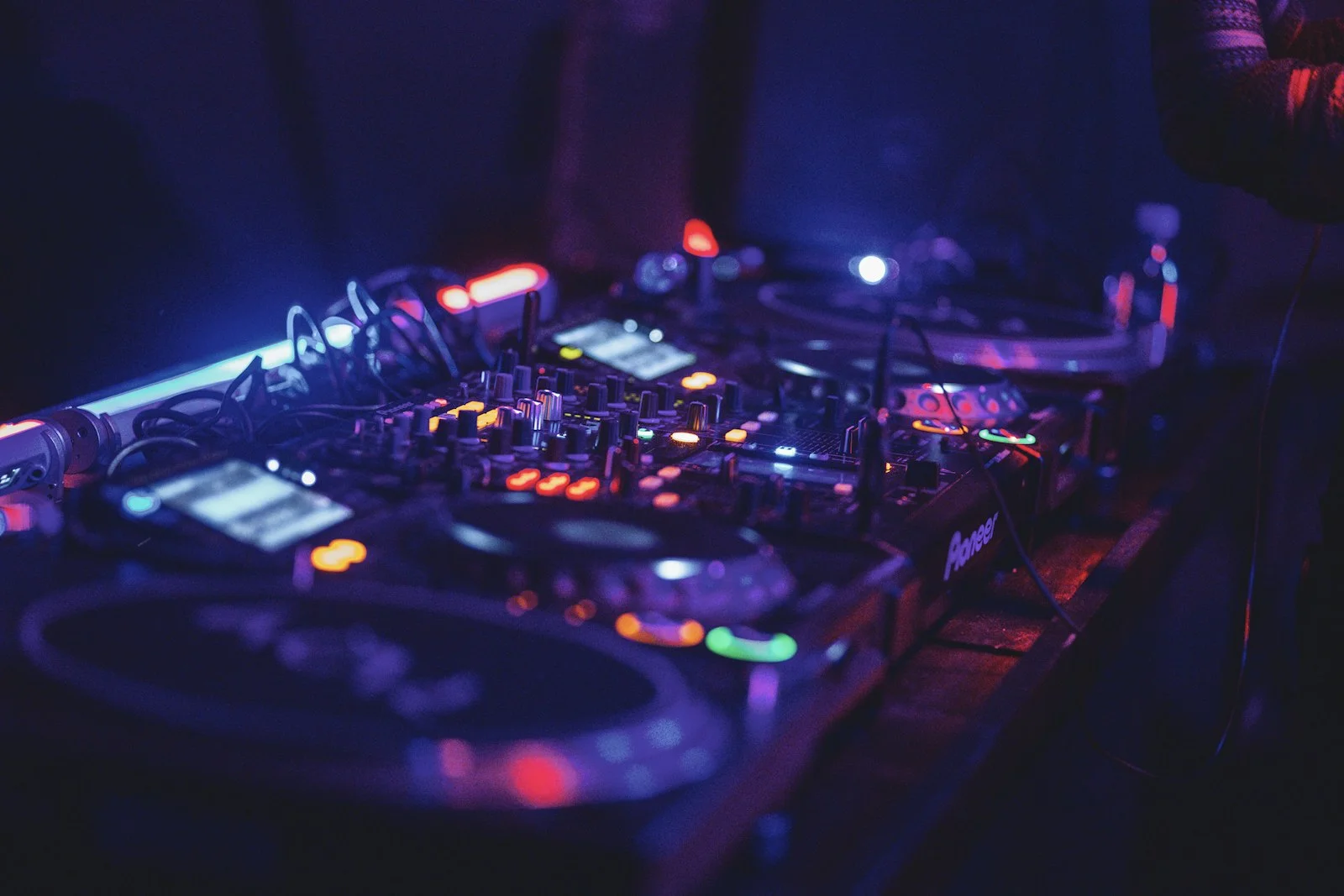 dj hire for weddings uk ultimate 2026 guide to wedding djs d